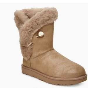 UGG Classic Fluff Pin